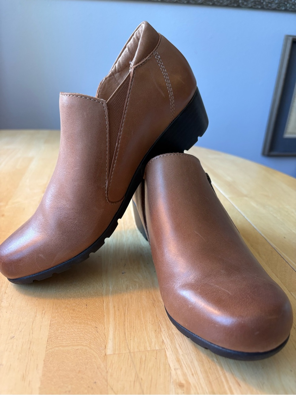 TAOS NWOT Daily Ankle Boot in Caramel Leather YKK Zip-Accent 1.5” Block Heel 7.5 - Picture 6 of 14
